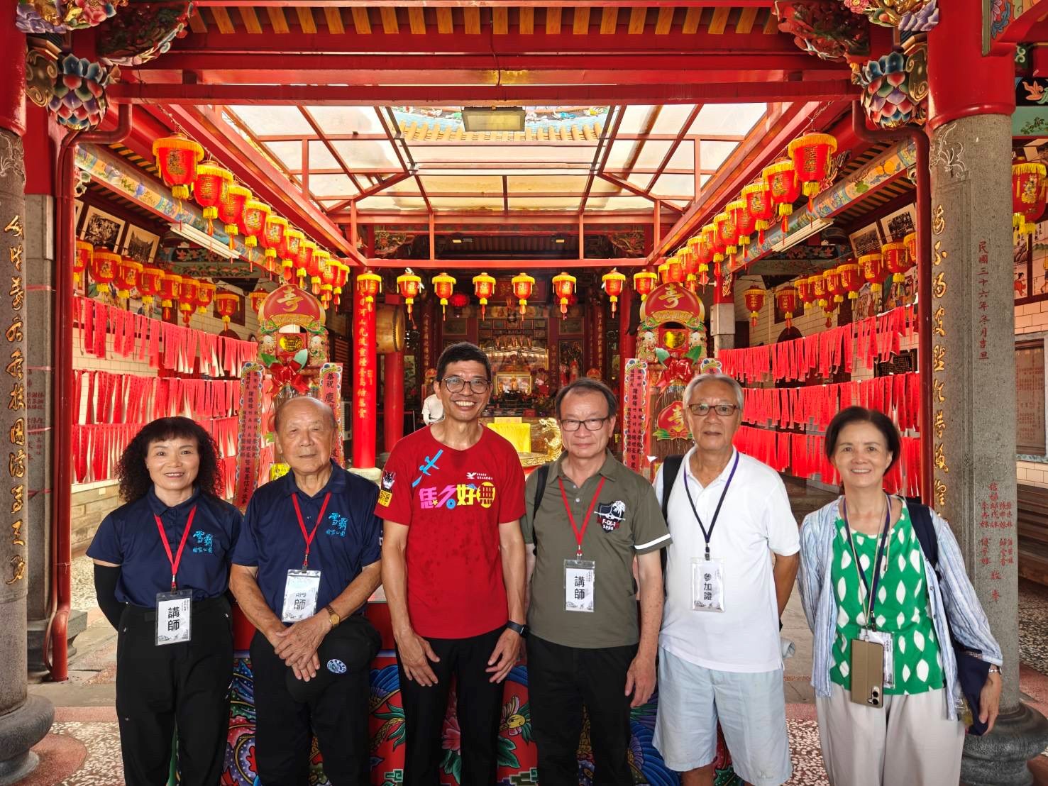 客發中心何金樑主任、廖綺貞、黃鼎松、林本炫3位講師及姜紹祖後代合影